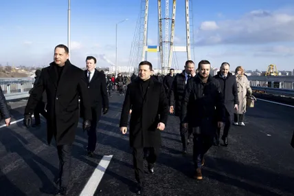 Голова партії “Слуга народу” на відкритті мосту в Запоріжжі із сумкою за 25 тисяч $