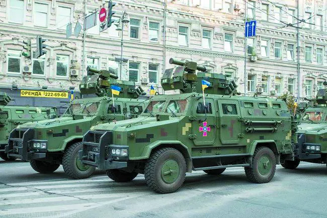 Вражаюча вітчизняна розробка – бронеавтомобілі “Козак-2” із сучасним протитанковим ракетним комплексом “Стугна”.