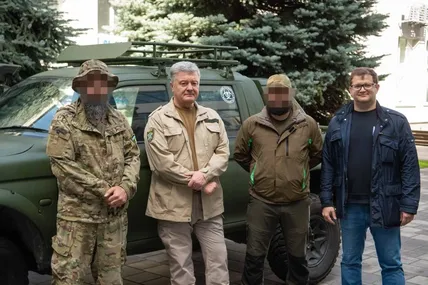 Порошенко передав добровольцям пікап