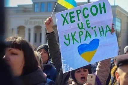 Колишні офіціантки та охоронці: псевдокерівництво Херсона втікає у Крим