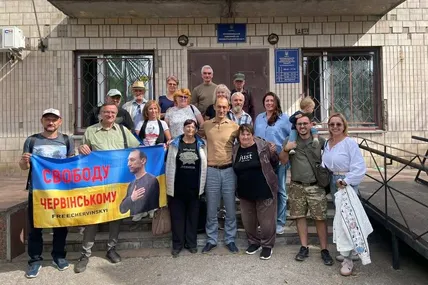 Група підтримки Романа Червінського перед приміщенням Кіровоградського райсуду. Фото із соцмереж
