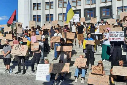 Протестна акція молоді перед будівлею облради у Тернополі. Фото із соцмереж