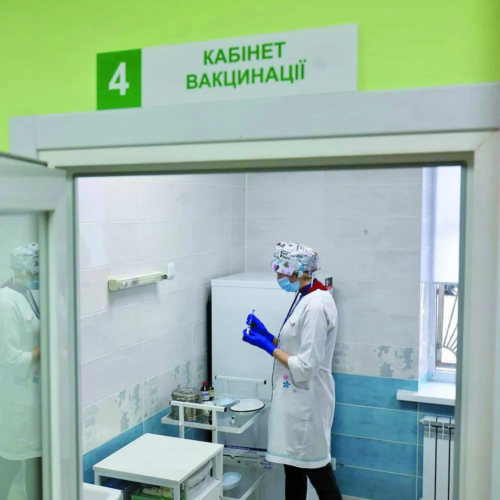 Перші у черзі на вакцинацію – медики “ковідних” стаціонарів.