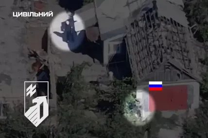 російські окупанти розстріляли літнього чоловіка на його подвір’ї в Покровському районі. Фото: скрин із відео