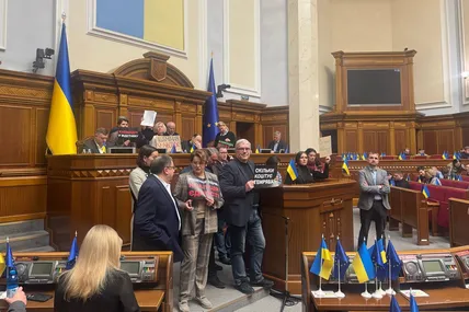 Рада поновила роботу після повітряної тривоги, але трибуну й далі блокують