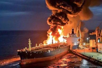 Можна довго дивитися на три речі. У тому числі на те, як палають російські судна із нафтопродуктами… Фото із соцмереж