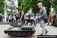 Візочки-БТРи, дошкільнята у гімнастерках