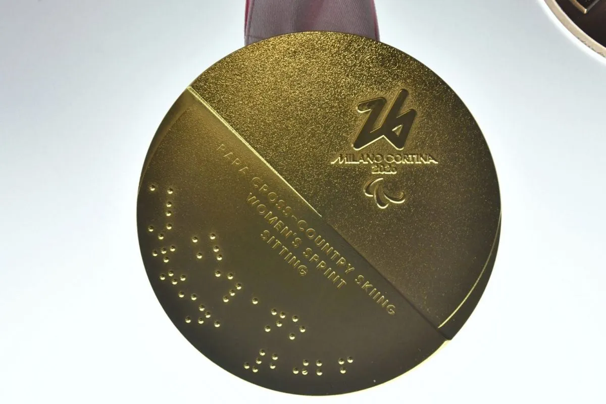 На медалях зимової Паралімпіади-2026 буде додатковий напис шрифтом Брайля. Фото AP