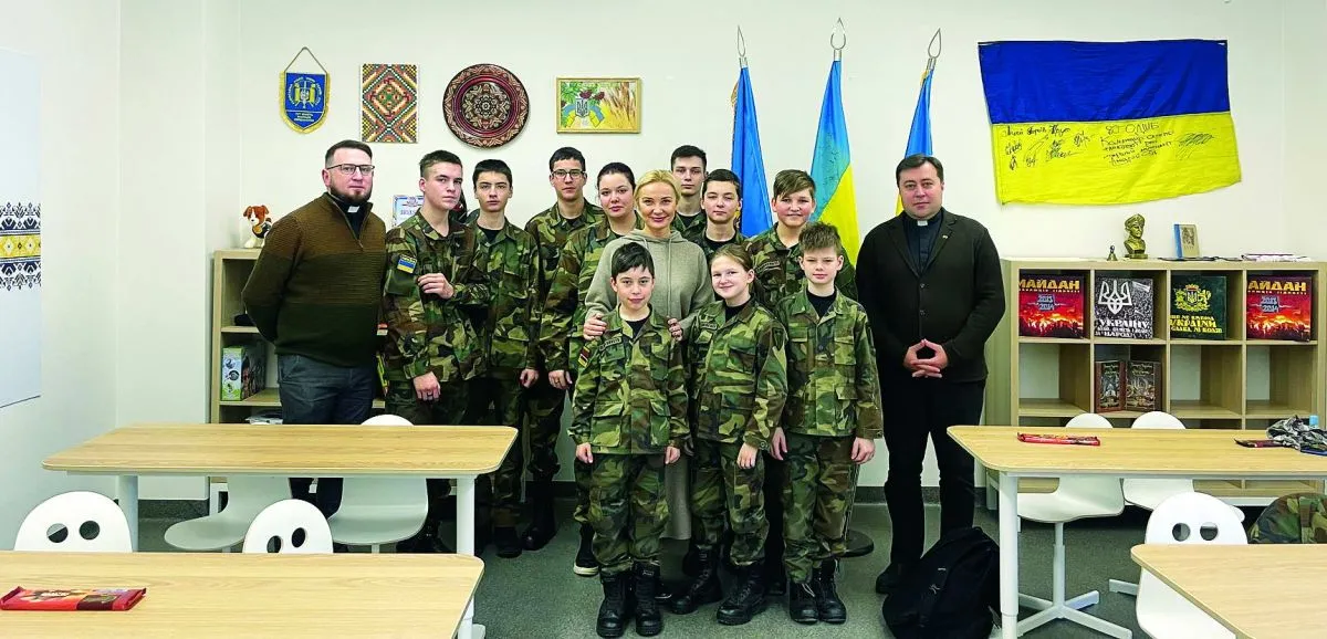 Авторка статті та капелани зі Львова – отець Тарас Михальчук та отець Володимир Адамчук – зустрілися з українськими дітьми, які стали кадетами Каунаського ліцею.