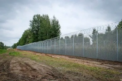 Латвія зводить паркан на кордоні із білоруссю, щоб зупинити нелегальну міграцію. Фото із мережі