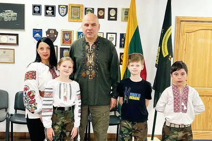 Начальник Каунаського кадетського ліцею Річардас Жилайтіс з учнями Львівського ліцею ім. Івана Пулюя. Фото автора