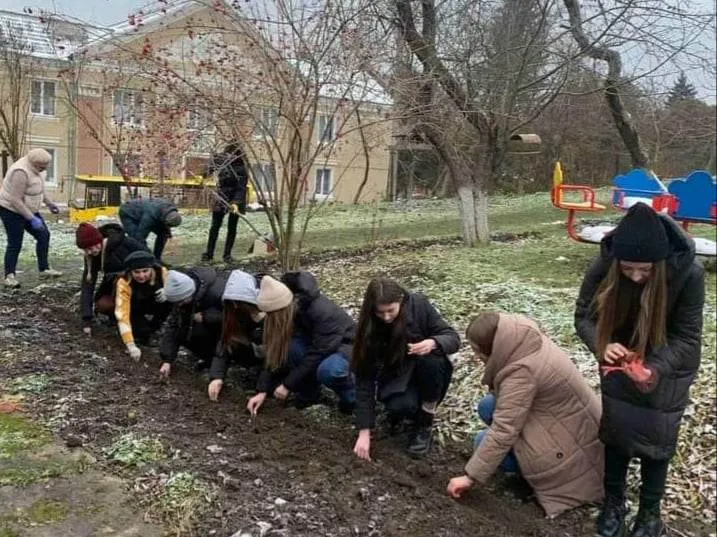 Куропатницькі учні створюють біля своєї школи "квітковий рай".