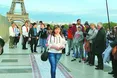 Дефіле у вишиванках на фоні Ейфелевої вежі