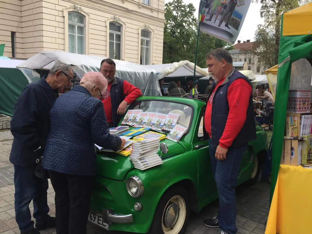 Жоден Форум останніми роками не обходиться без письменників братів Капранових.