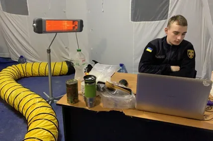 Пункт обігріву від ДСНС у Львівській області працює на дизельному генераторі та УФО. Фото автора