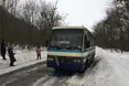 На дорозі - як на льоду! У морозну ніч серед лісу застряг автобус із 20 пасажирами