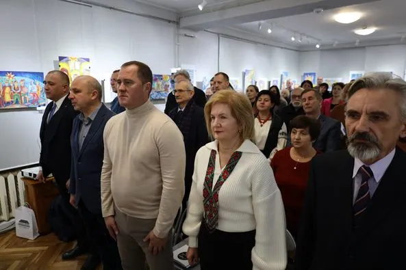 Лунає гімн України. У центрі - міський голова Борислава Ігор Яворський. Ліворуч від нього - заступниця міського голови Роксоляна Гарасимів та директор Бориславсько історико-краєзнавчого музею Андрій Спас. Праворуч від міського голови - голова постійної комісії з питань культури, інформаційної політики та промоції Львівської обласної ради Святослав Шеремета та директор Державного історико-культурного заповідника "Нагуєвичі" Богдан Лазорак. Фото пресслужби Бориславської міськради