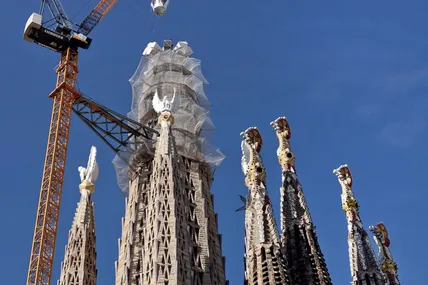 На найвищій вежі Sagrada Familia встановили хрест