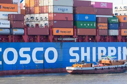 Уряд Німеччини дозволив китайській судноплавній компанії Cosco придбати майже чверть акцій контейнерного термінала Tollerort у порту Гамбурга. Фото tagesschau.de