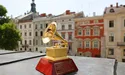 Співак квінтету гарнізонного храму Володимир Пунько привіз до Львова статуетку Ґреммі