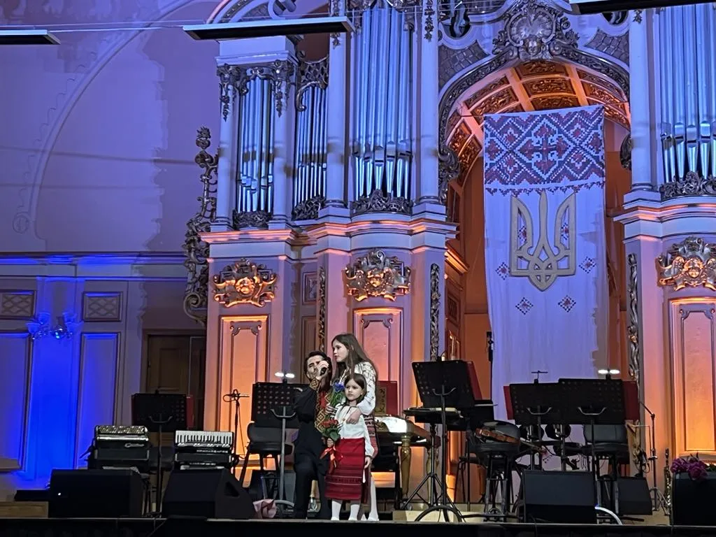 Орест Цимбала заспівав зі своїми донечками пісню з репертуару тріо Мареничів.