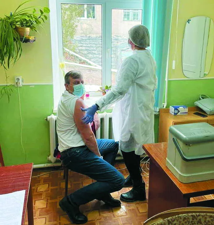 Приклад вакцинації подав власник моршинського санаторію «Святий Шарбель» Микола Кміть.