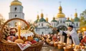 На Великдень у церквах з ночі ховають плащаницю та вітаються «Христос воскрес!»