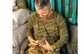 Сплять з автоматами та з прирученими гусьми й зайцями…