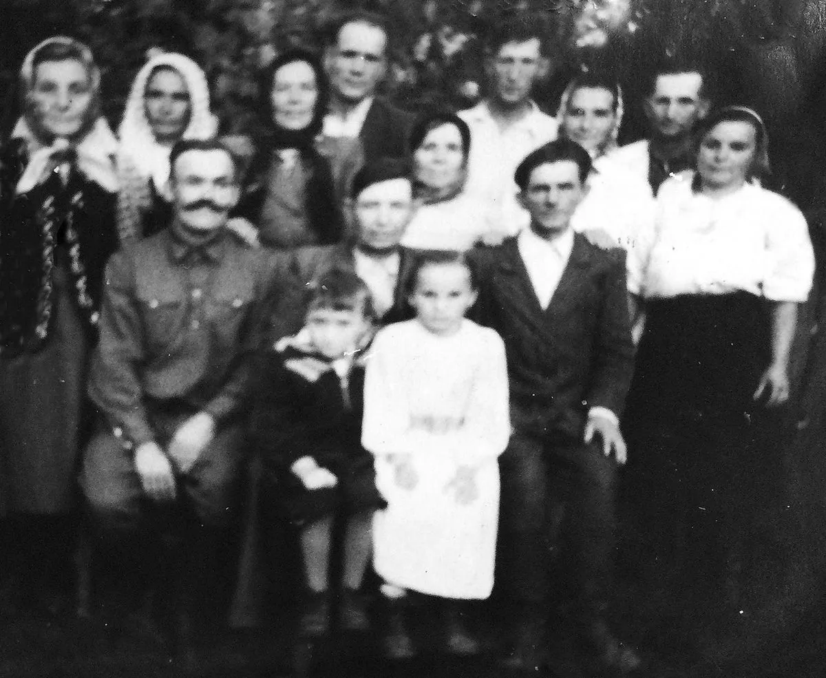 Гринько (у військовій формі, з вусами) серед своїх родичів під час відзначення храмового празника