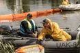 У Києві четверту добу ліквідовують наслідки забруднення озера Кирилівського після російського обстрілу