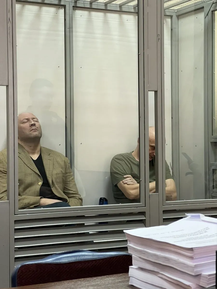 Під масою оприлюднених фактів своєї протиправної діяльності екскомандир львівського «Беркуту» Ростислав Пацеляк (зліва) у залі суду почувається некомфортно...
