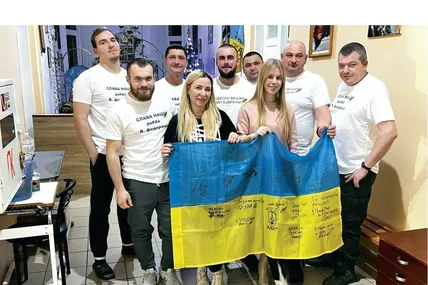 Марина Портусь (зліва) з волонтеркою Дзвінкою Чернявською під час відвідин наших захисників в одному з госпіталів.