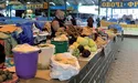 Фрукти продають з-під прилавка, овочі вкриті інеєм…