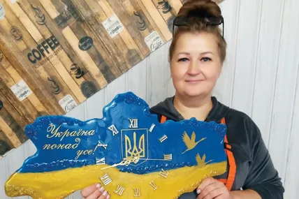 Цей «патріотичний» годинник прикрашає кафе пані Наталії. Фото автора