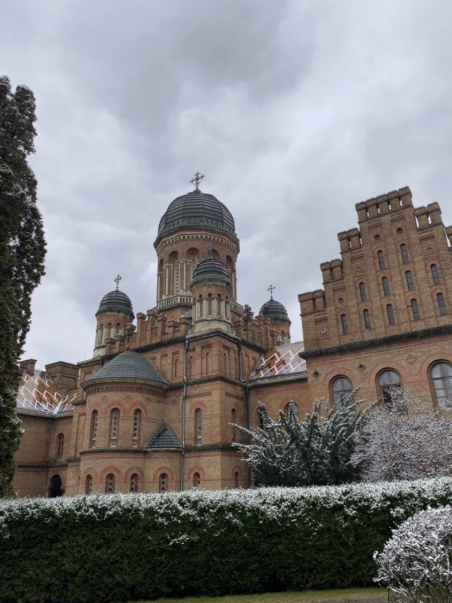 Покрівля з кольорової поливаної черепиці, яка утворює рисунок буковинських народних килимів