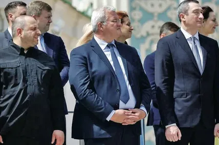 Через день після оголошення судового рішення про заставу у 120 млн грн віцепрем’єр Олексій Чернишов (на фото крайній справа) прийшов відзначати велике державне свято. Фото зі сайту president.gov.ua