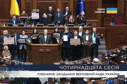 Депутати «Європейської Солідарності» заблокували трибуну Ради та вимагають відставки всього уряду