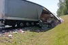 Травмована пасажирка та водій, мешканці Закарпаття: поліцейські уточнили наслідки ДТП двох вантажівок