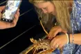 Замовила в ресторації омара, щоб… випустити його в море