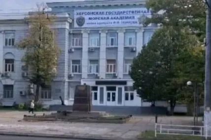 росіяни вкрали пам’ятники Суворову та Ушакову у Херсоні. Фото із мережі