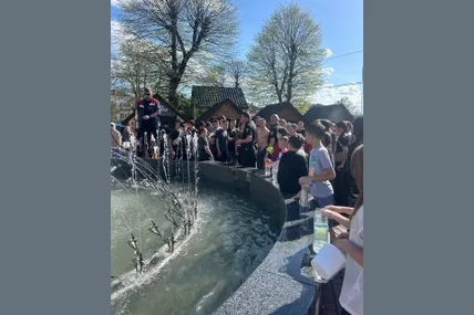 Із цього фонтана юні жителі Калуша набирали воду і обливали перехожих. Під «душ» потрапили і «муніципали». Фото із соцмереж