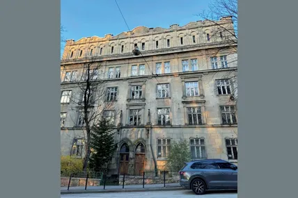 Будинкові понад сто років, але якщо його належно відреставрувати, буде як лялечка! Фото Юлії Підлужної