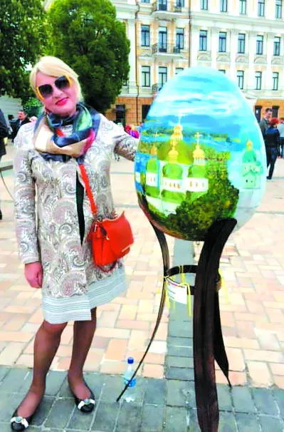 Пані Ніна сама розписала писанку...