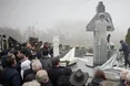 Замість “трави біля дому” тут вчувається недоречний “рокіт космодрому”...