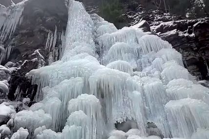 Манявський водоспад &laquo;закувала&raquo; крига