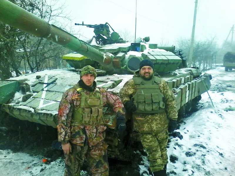  Роман (зліва) часто згадує свого друга, водія трамвая із Дніпра Сергія Іщенка, який загинув у боях в аеропорту.