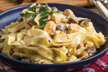Макарони з грибами і куркою
