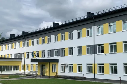 Такий вигляд має будинок проєкту «Чортків єднає»: ще торік це був занедбаний студентський гуртожиток. Фото авторки