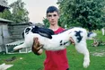 У 17 років доглядає ферму