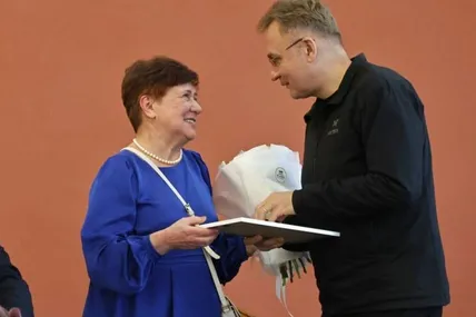 Марту Літинську вітає міський голова Львова Андрій Садовий. Фото Романа БАЛУКА